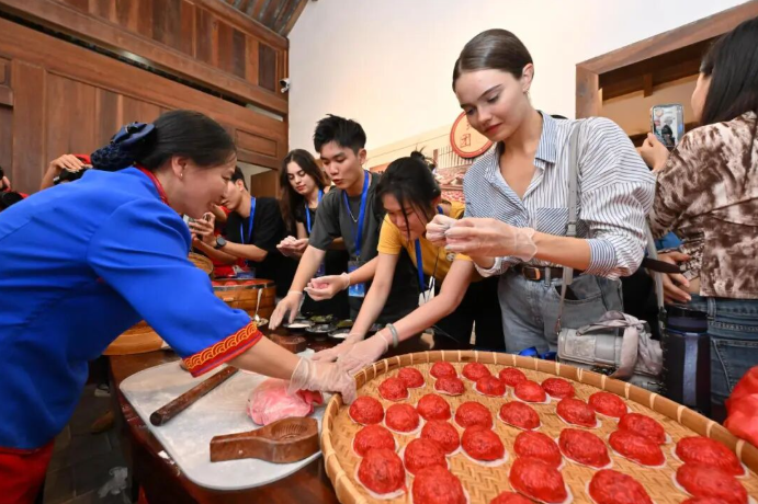 跨越国界的文化对话:16国青年湄洲岛共品妈祖风韵