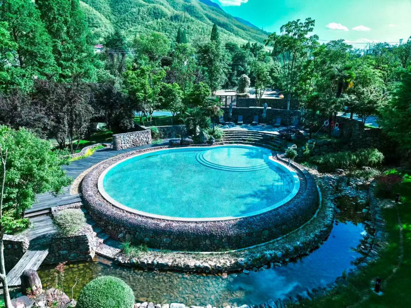 马中双语 | 乐那石谷：当石头成为艺术，乡村就有了灵魂