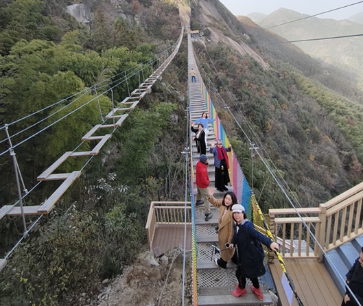 马中双语 | 海外华媒走进安吉高地引力：山风很冷，现场很热