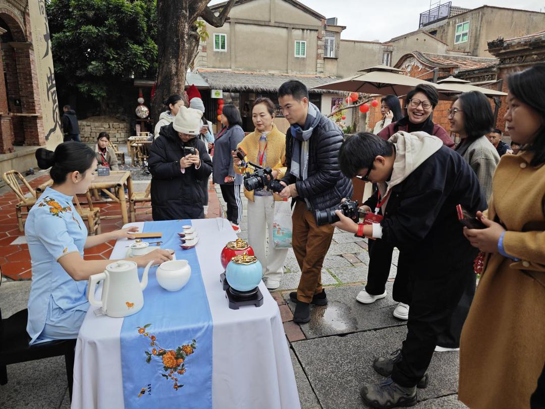 马中双语 | “向世界发出一份茶香邀请” 海外华媒在泉州西街品味千年茶韵