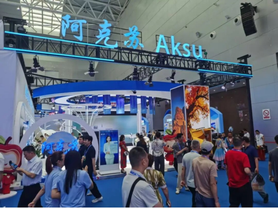 第九届中国—亚欧博览会开幕当日阿克苏展馆人气旺